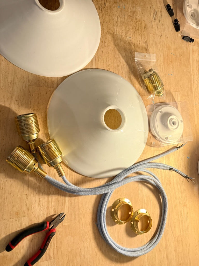 Vintage markt met lampen en decoratie